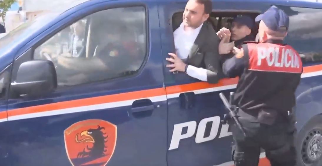VIDEO/Përplasje të dhunshme, policia merr me forcë banorët e Unazës, shoqërohet dhe ish-deputeti