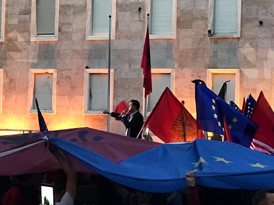 “JOO”/ Qytetarët i përgjigjen nga sheshi letrave të Ramës