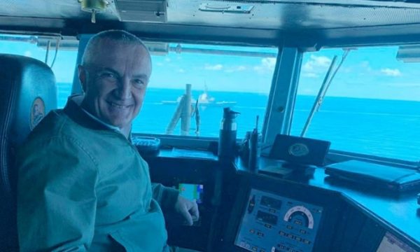 FOTO/ Presidenti Meta në aeroplanmbajtësen amerikane