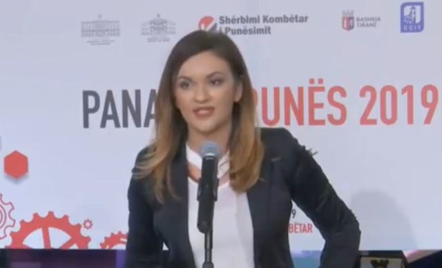 VIDEO/ Pas Gent Cakaj edhe zv/ministrja e Ramës bëhet lëmsh kur jep këshilla