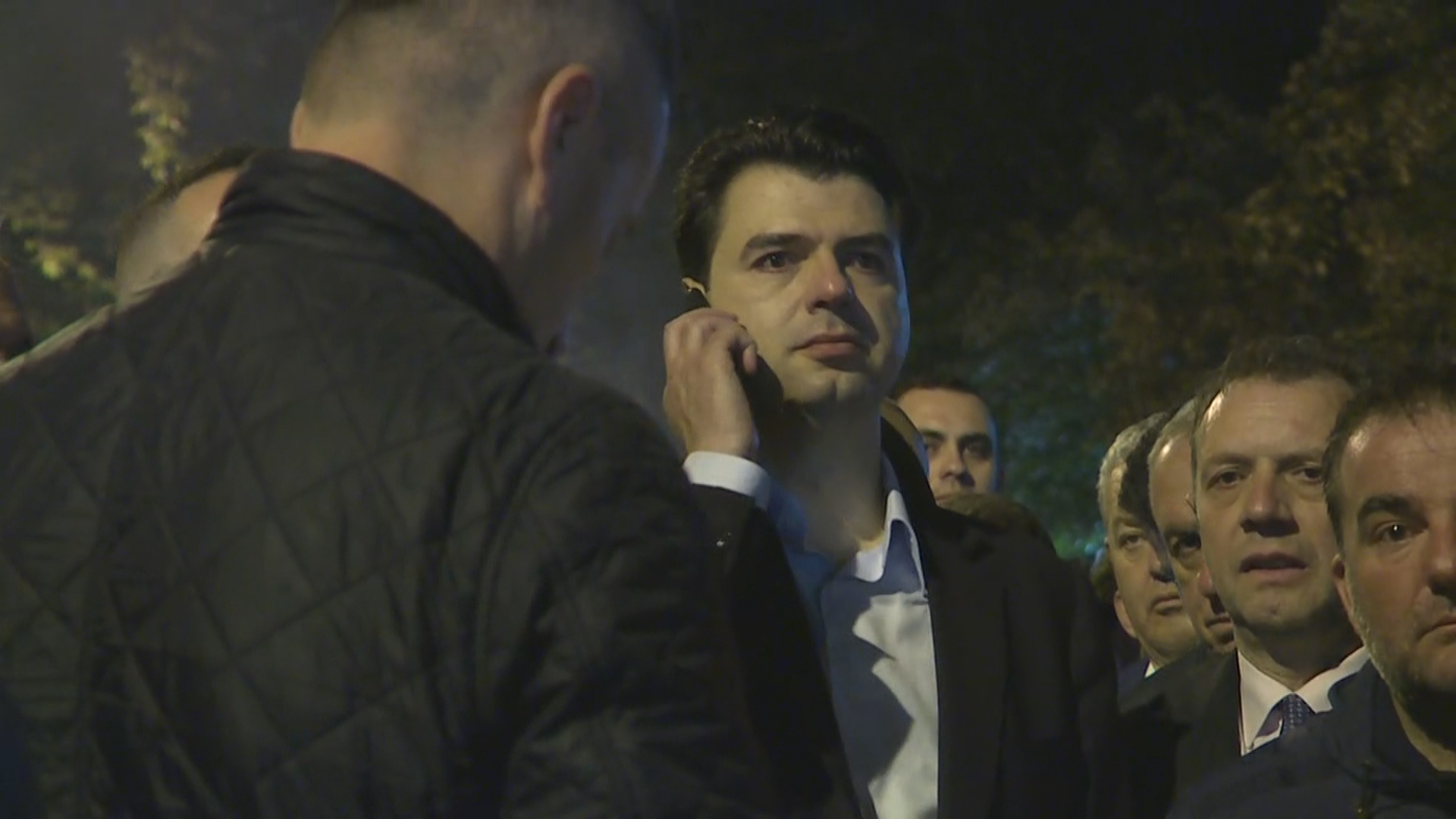 Protestuesit nuk lëkunden, Bardhi: Dollapi u rrëmbye nga policia