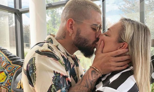 FOTO/Këngëtari i famshëm puth nënën në buzë, fansat e ‘masakrojnë’ me komente