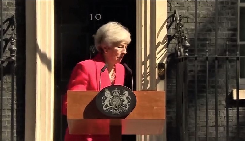 VIDEO/E bujshme, Theresa May mes lotësh jep dorëheqjen si kryeministre