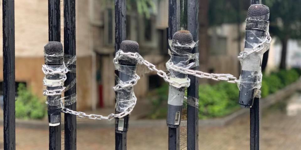 Tre herë më larg standardit të BE-së, ISP: Politikanët në Shqipëri bëjnë “gazetarin”