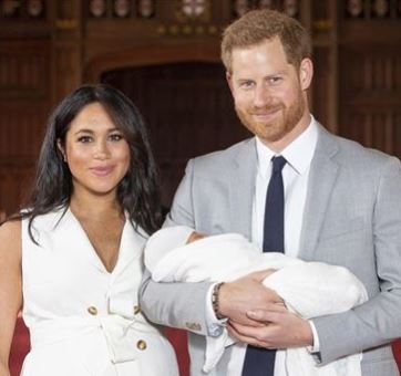 VIDEO/Princ Harry dhe Meghan Markle prezantojnë për herë të parë beben mbretërore