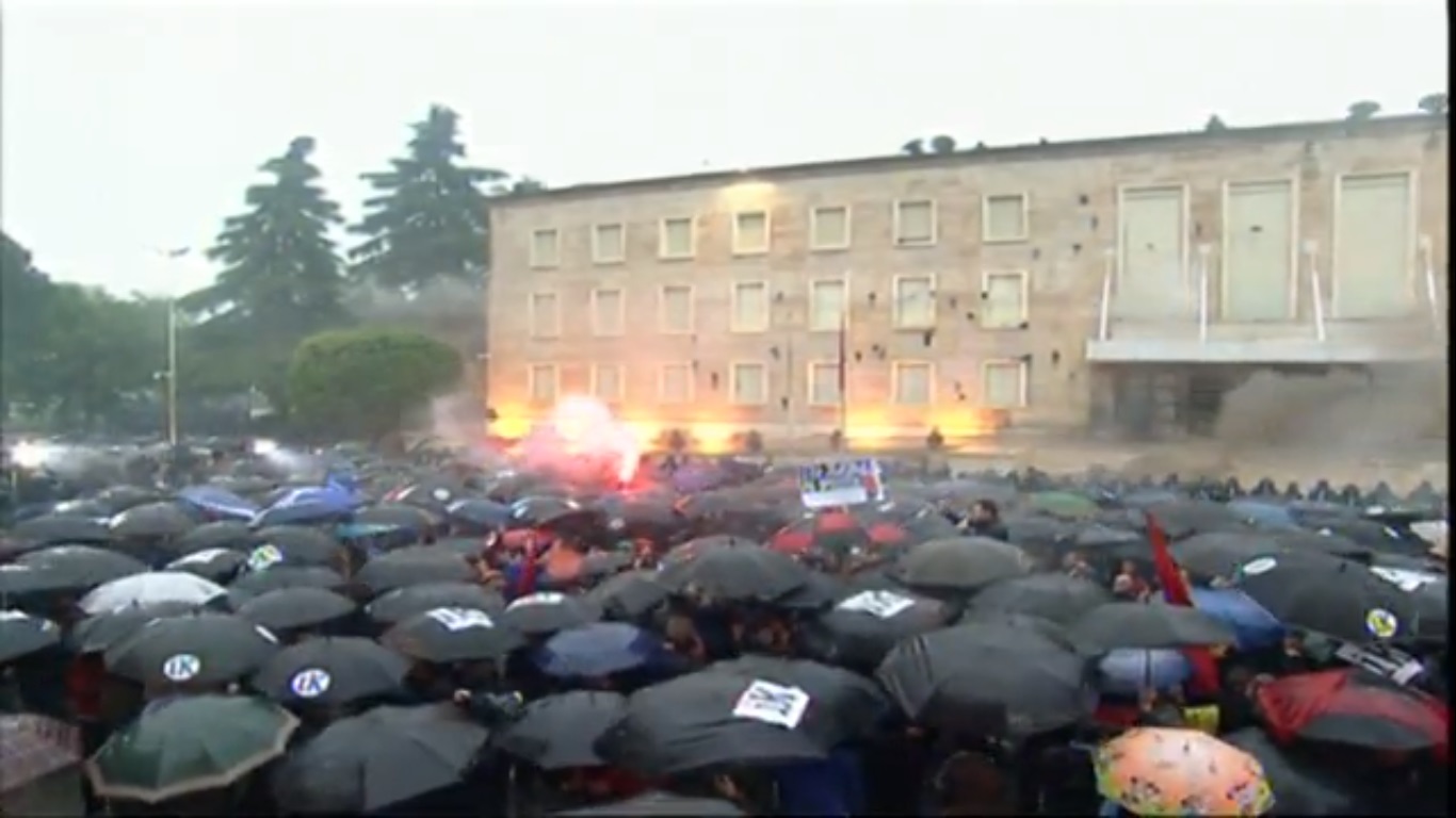 VIDEO – LIVE/ Protesta masive e opozitës, Basha në krye të qytetarëve