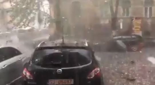 VIDEO/Çmendet moti në Rumani, shihni çfarë bie nga qielli