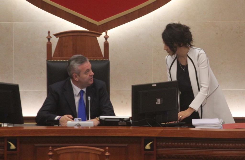 Murrizi drejton seancën e parë parlamentare, e nis me batutë detyrën e nënkryetarit