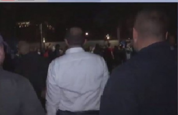 VIDEO/ Protesta mund të bëhej e dhunshme, Gazmend Bardhi qetësoi situatën