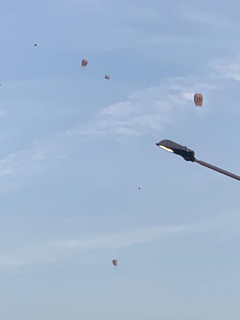 FOTO/ Protesta e opozitës, ‘Rama Ik’ fluturon mbi kokat e qytetarëve