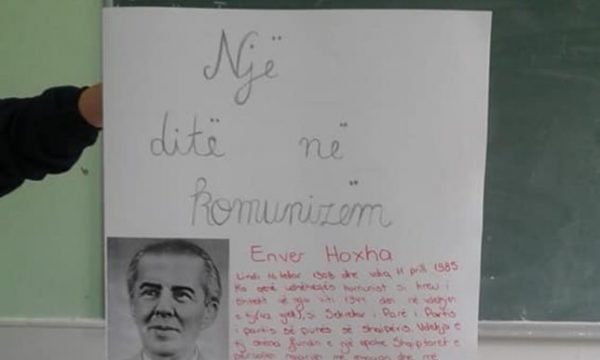 “Një ditë me Enver Hoxhën” në Tepelenë rikthejnë ish- diktatorin
