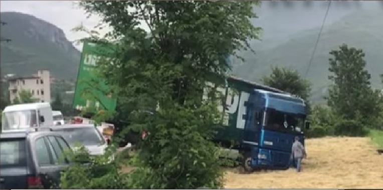 Aksident i rëndë në aksin Librazhd-Elbasan, maunia përfundon në parcelë