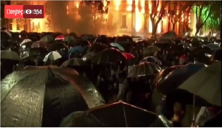 Protestuesit mbërrijnë tek ministria e Brendshme, rrëzohet gardhi rrethues