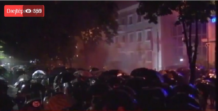 Marshimi mbërrin tek Policia e Tiranës, ja thirrjet e protestuesve