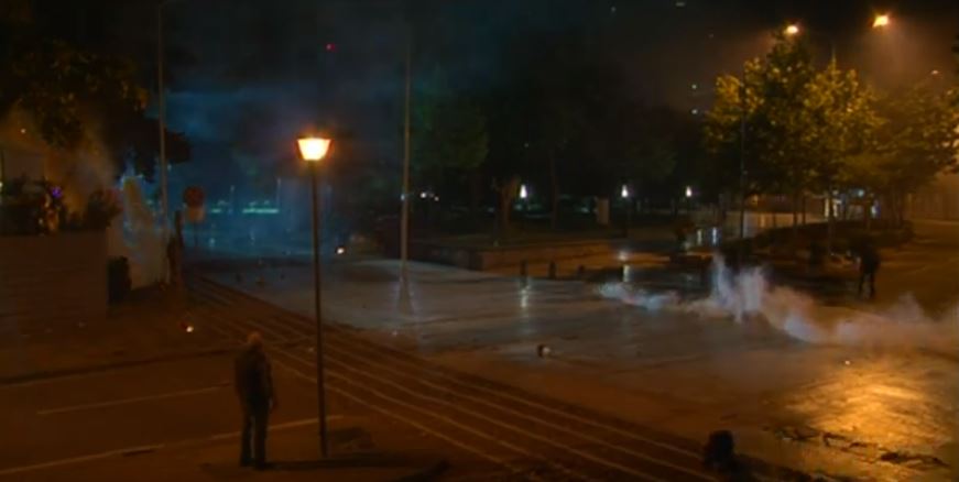 VIDEO/Shpërthime të forta para Parlamentit, policia tmerron qytetarët, nuk kursen gazin lotsjellës