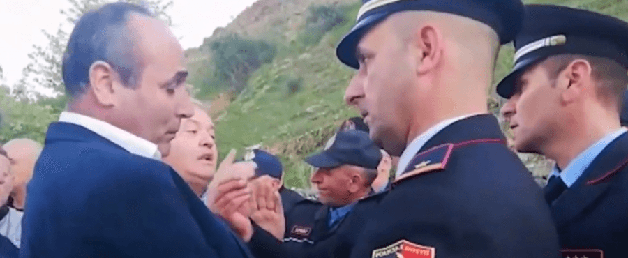 Përplasje mes zyrtarit të PD dhe policisë: Kam të drejtë të tuboj, hidhmë në gjyq