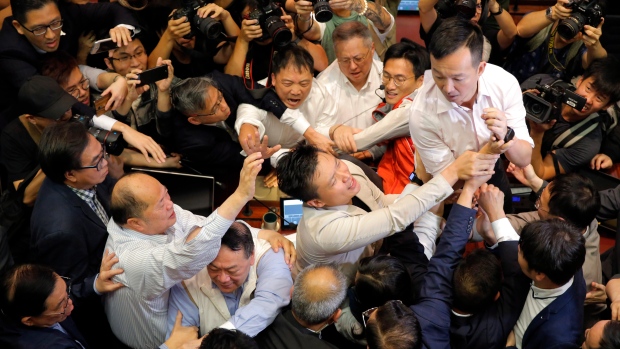 Përleshje mes deputetëve në Parlament, disa të plagosur, 1 largohet me barelë