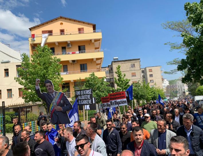 FOTO/Me “Maduron në duar”, demokratët kërkojnë largimin e Ramës në Mirditë