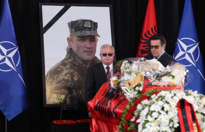 FOTO/Spaho dhe Paloka nderojnë Dëshmorin e Atdheut, major Tanushin