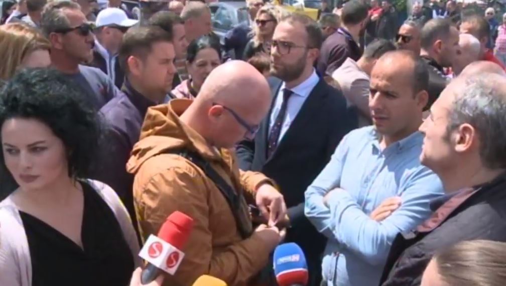 Ish-deputeti arrestohet me protestuesit, banorët e Astirit para komisariatit: Lironi çunat