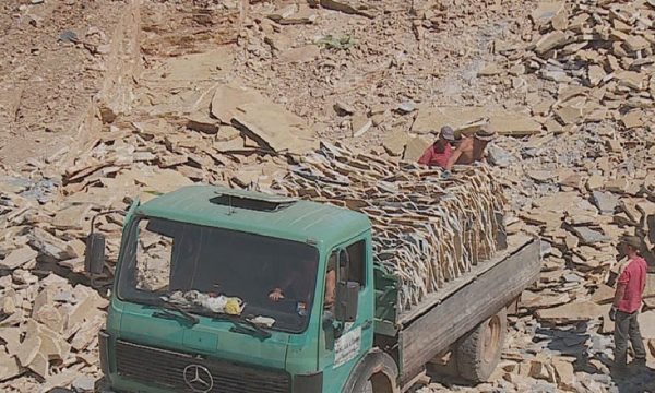 Transportonin pllaka guri dekorativ të nxjerra nga Mali i Tomorrit, në pranga dy persona