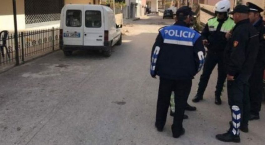 Peqin, burrë e grua, dhunojnë dhe grabisin të moshuarin në shtëpi