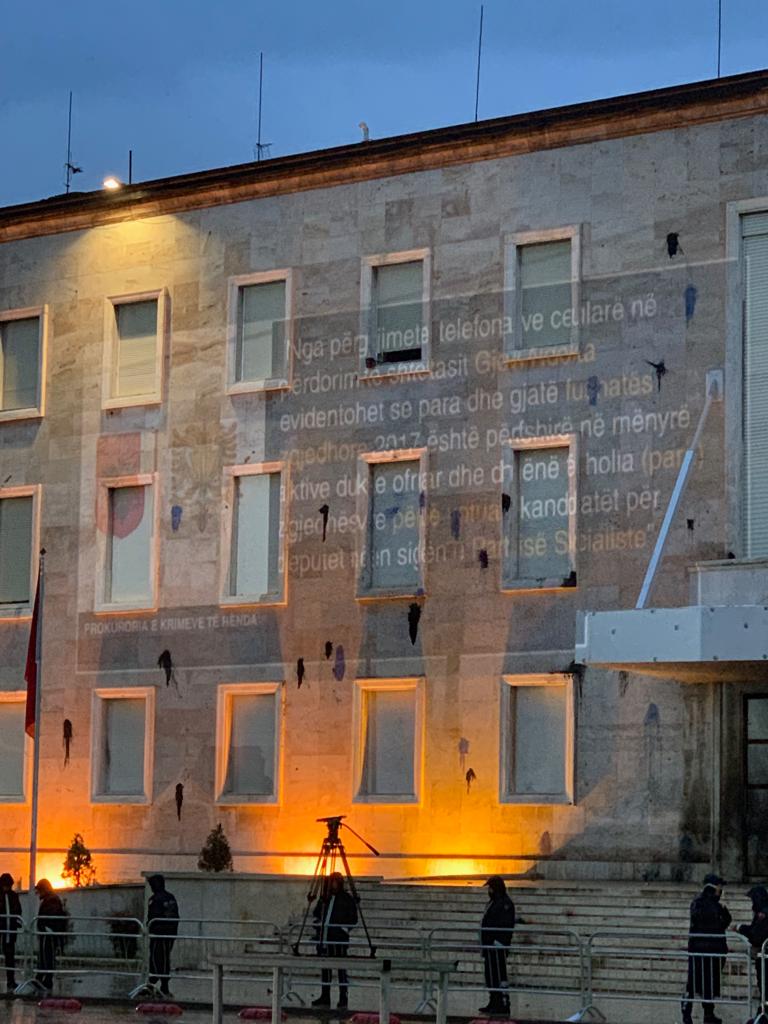 VIDEO/ Projektohet ultimatumi në fasadën e kryeministrisë, numërimi mbrapsht në orë dhe minuta