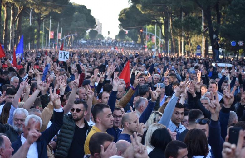 VIDEO/Ndodh dhe kjo, policia ndez altoporlantë të zhurmojë fjalën e Bashës
