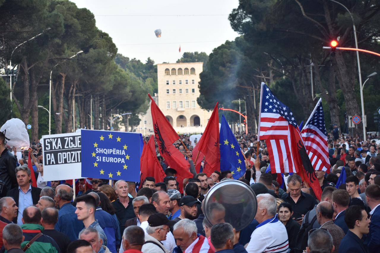 FOTO/ “S’ka zgjedhje pa opozitën, Rama ik”, protesta masive e opozitës