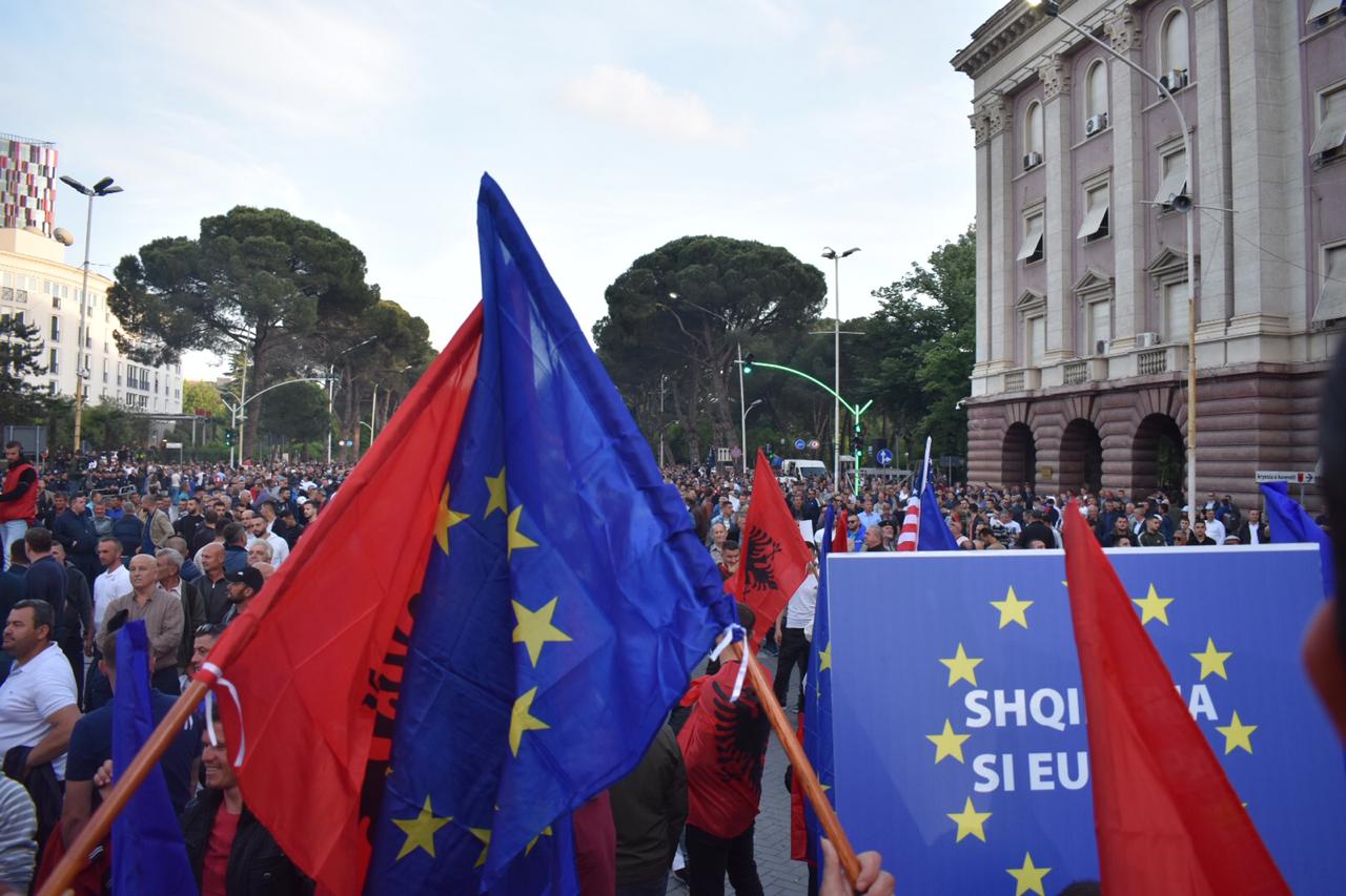 FOTO/ “S’ka zgjedhje pa opozitën, Rama ik”, protesta masive e opozitës