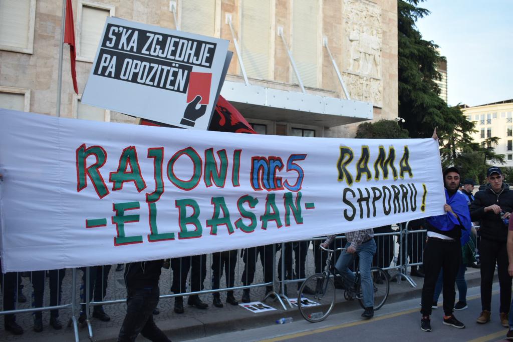 FOTO/ “S’ka zgjedhje pa opozitën, Rama ik”, protesta masive e opozitës