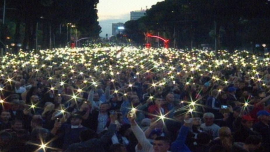 VIDEO/”Ndriçohet” protesta, gjesti i fundit i opozitës ka domethënie të veçantë