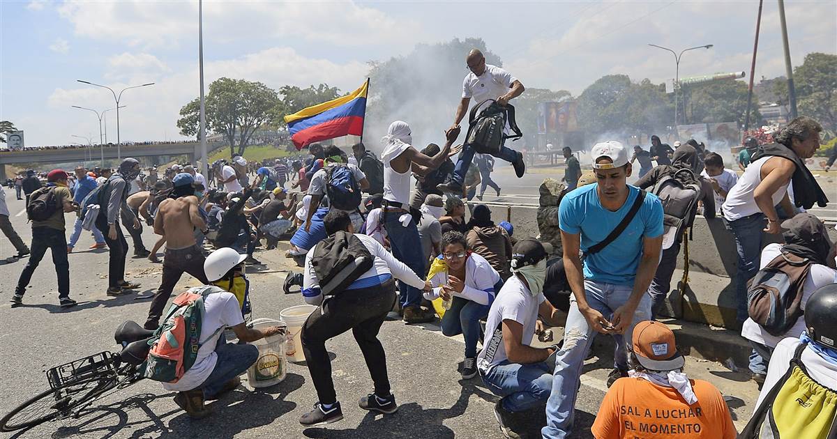 VIDEO/Dhunë dhe përplasje të forta mes policisë dhe protestuesve në Venezuelë, Maduro “zihet” ngushtë