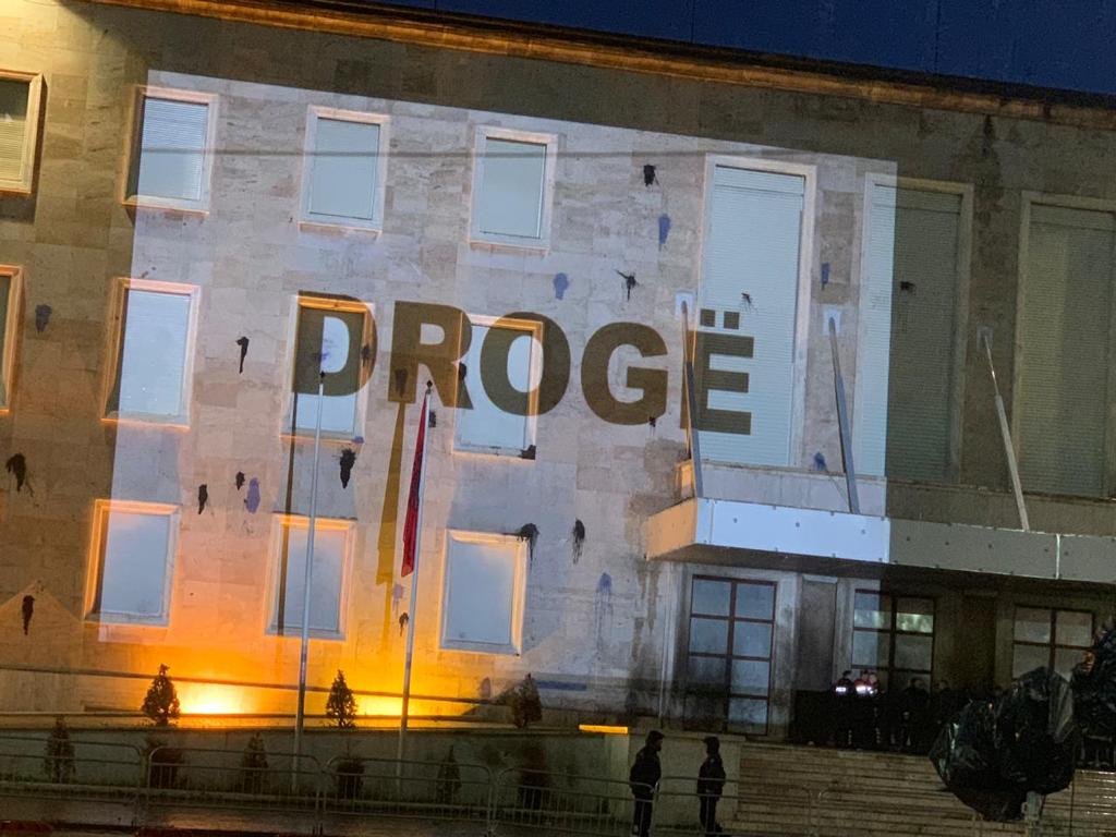 FOTO – GALERI/ Protesta masive e opozitës, qytetarët ‘pushtojnë’ Tiranën