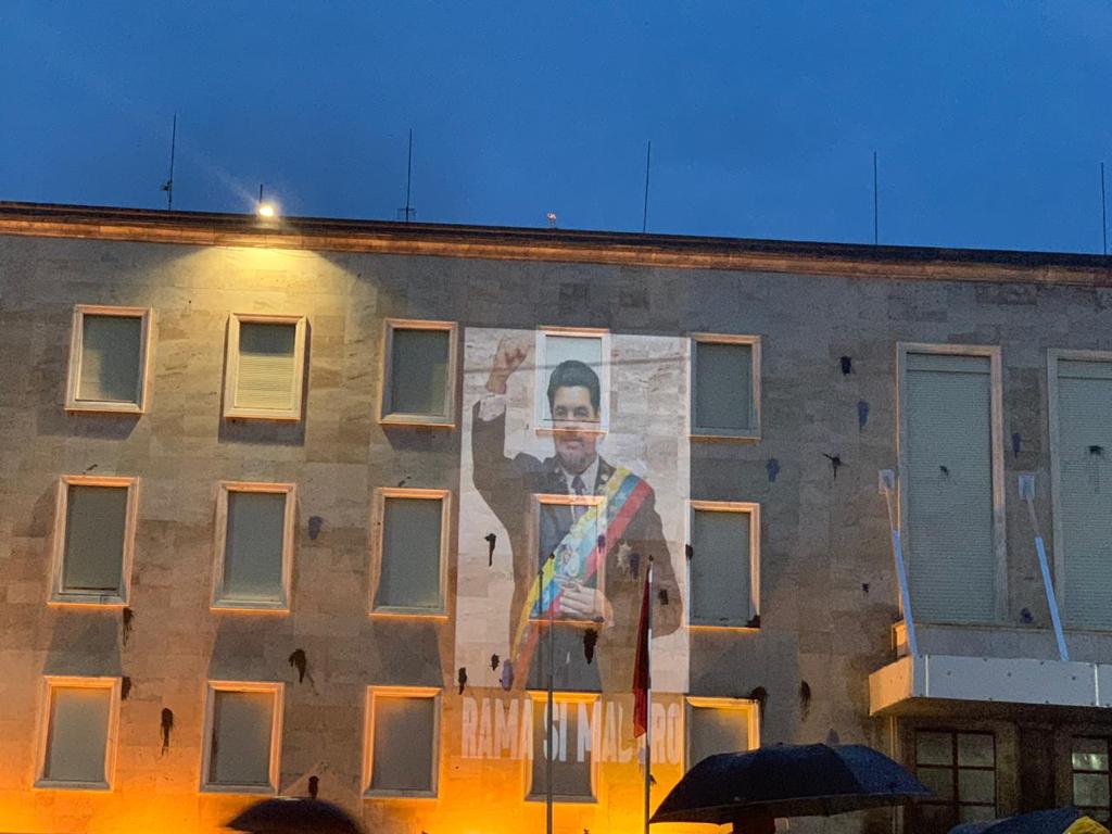 FOTO – GALERI/ Protesta masive e opozitës, qytetarët ‘pushtojnë’ Tiranën