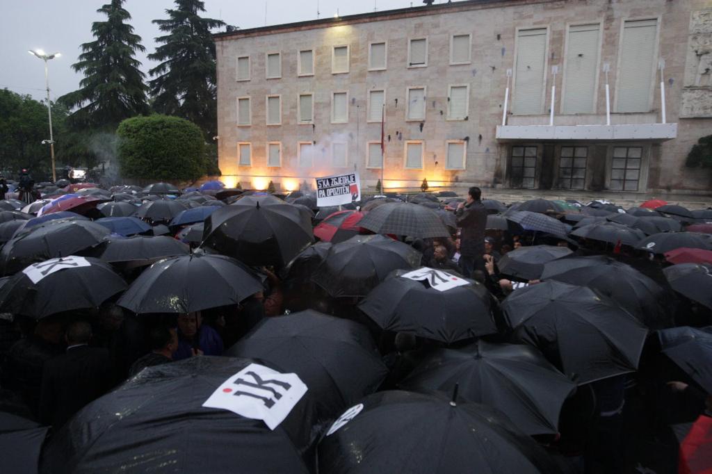 FOTO – GALERI/ Protesta masive e opozitës, qytetarët ‘pushtojnë’ Tiranën