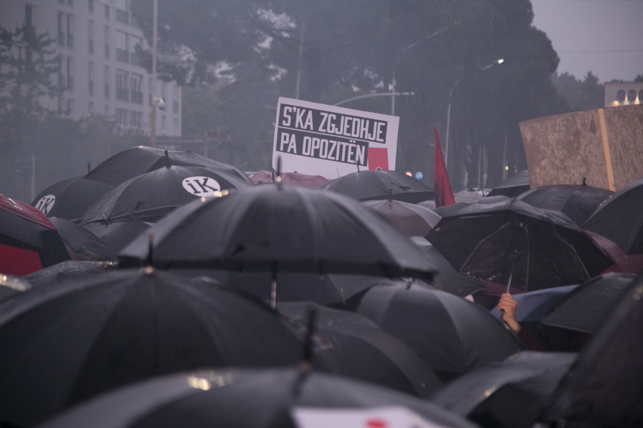 FOTO – GALERI/ Protesta masive e opozitës, qytetarët ‘pushtojnë’ Tiranën