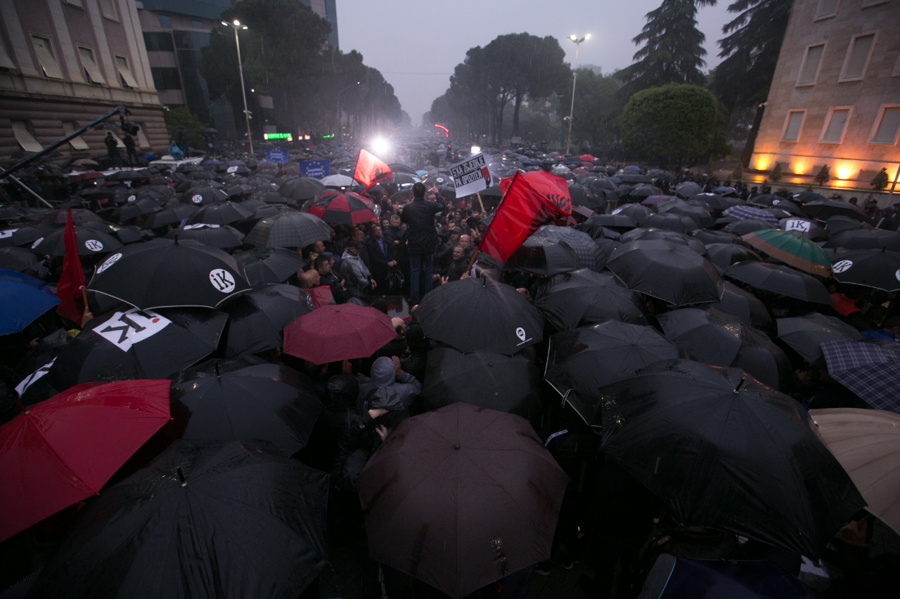 FOTO – GALERI/ Protesta masive e opozitës, qytetarët ‘pushtojnë’ Tiranën