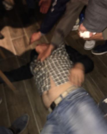 FOTO/Tensionohet situata, gazi lotsjellës helmon qytetarin, vonohet ambulanca