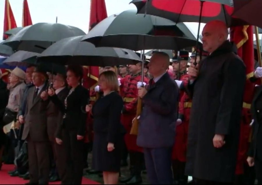 Sot 5 Maji, Meta dhe Rama bëjnë homazhe në Varrezat e Dëshmorëve të Atdheut