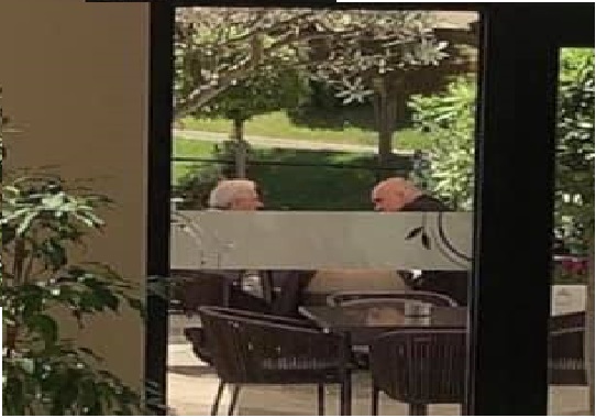 FOTO/ E quajti të eksituar gazetaren, Vokshi: Të shkarkohet urgjentisht Skënder Gjinushi