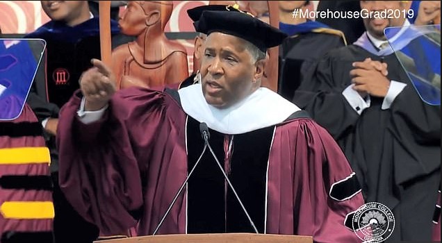 VIDEO/Ky është fjalimi i miliarderit që ndryshoi si me magji jetët e studentëve