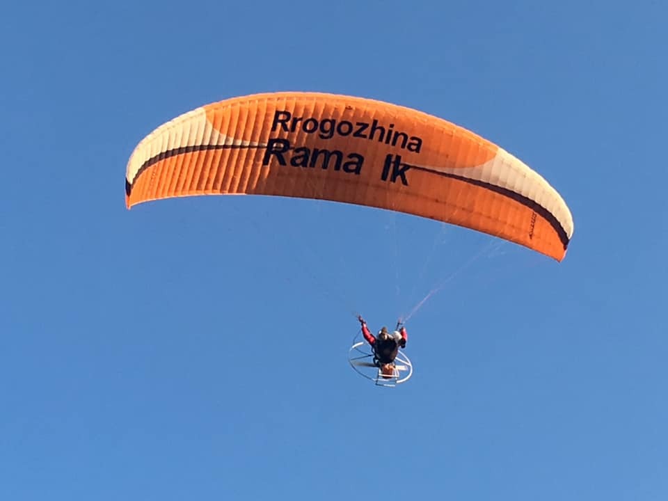 FOTO/ Dhuratë nga qielli për Ramën nga qyteti i Rrogozhinës