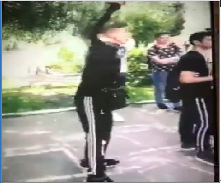 VIDEO/ Nxënësit qëllojnë me pistoleta në oborrin e shkollës në Durrës, policia fsheh ngjarjen