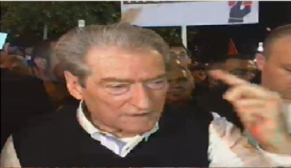 Mesazhi i Berishës për Ramën nga protesta: Veri gishtin kokës, durimi e ka një kufi!