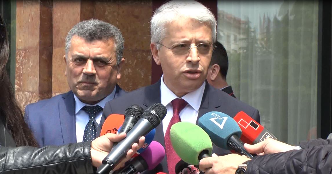 Balliu: Sandër Lleshaj kërcënon qytetarët në krah të bashkëpunëtorit të sigurimit