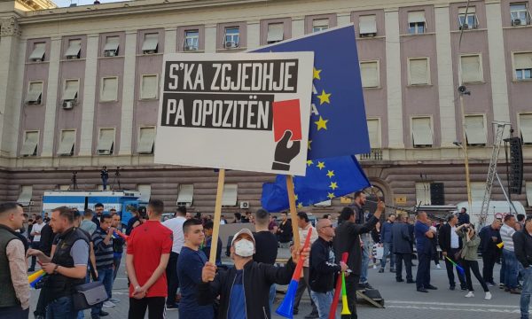 FOTO/ “S’ka zgjedhje pa opozitën, Rama ik”, protesta masive e opozitës