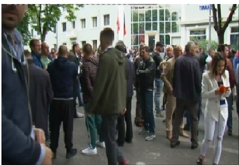 FOTO/ Protesta për lirimin e të arrestuarëve, gruaja e Bashës para  Drejtorisë së Policisë