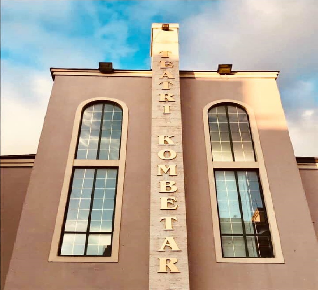 FOTO/ Artistët i rikthejnë emrin Teatrit Kombëtar