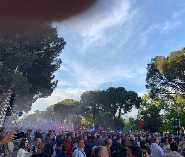 FOTO/Policia fut zjarrfikëse në zyrën e Braçes, hidhet ujë nga dritaret e Kryeministrisë